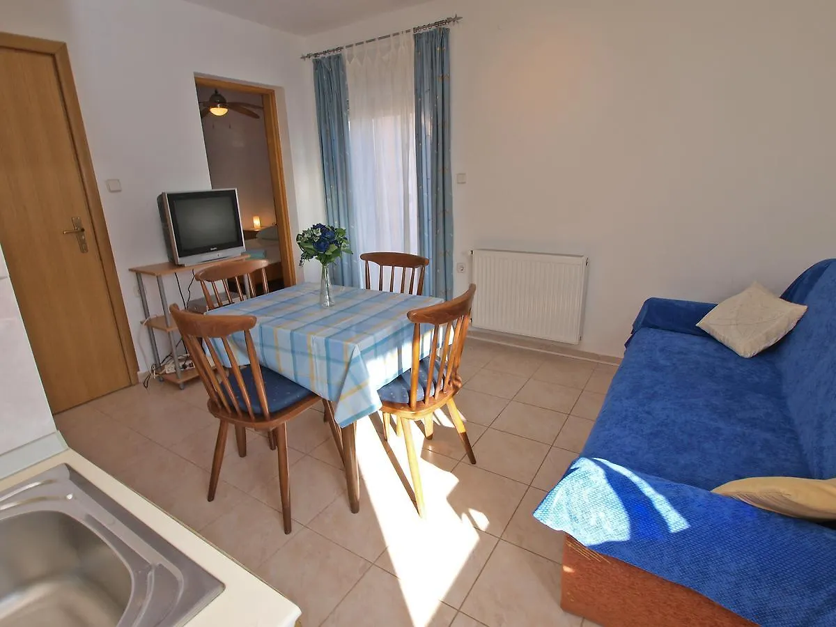 Apartments Mara 1029 Fažana