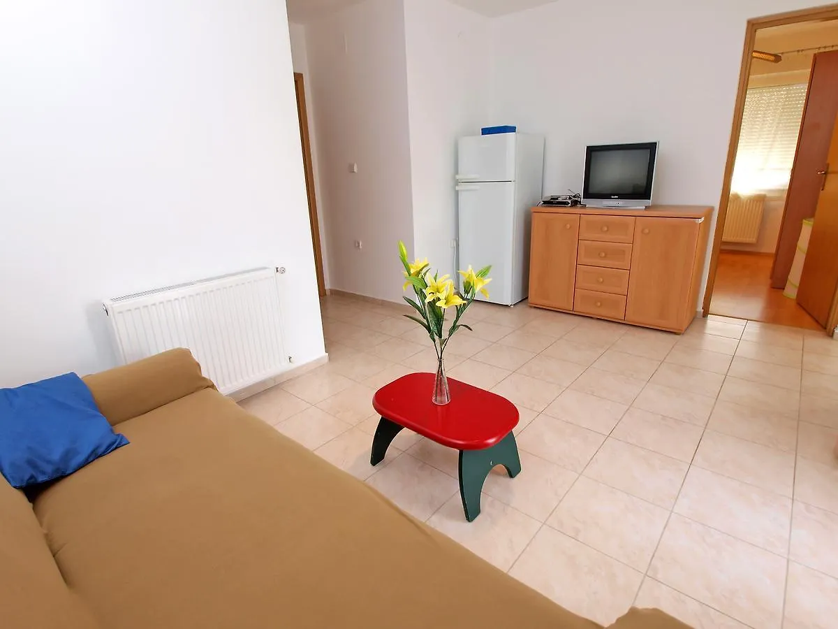 Apartments Mara 1029 Fažana