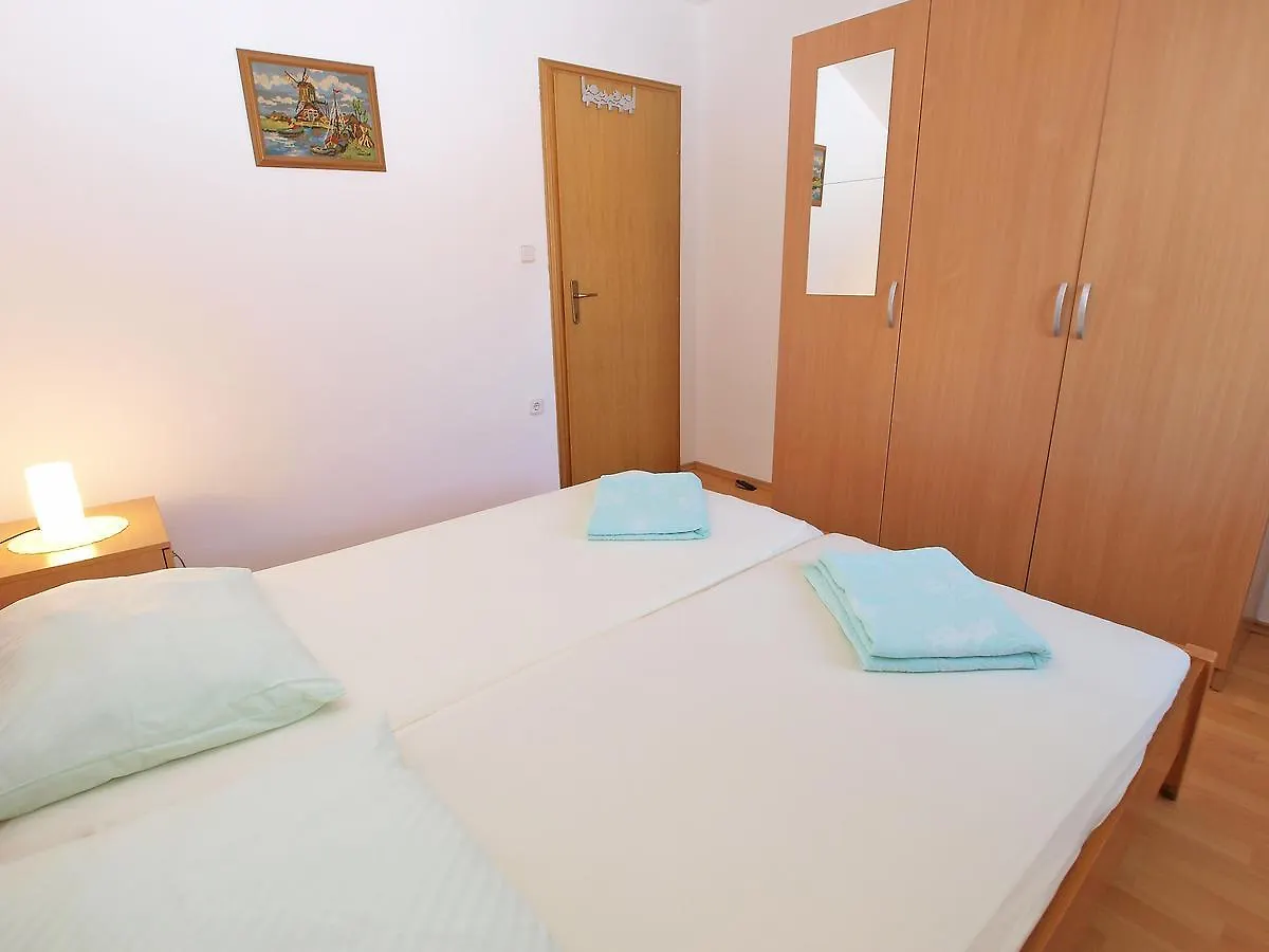 Apartments Mara 1029 Fažana